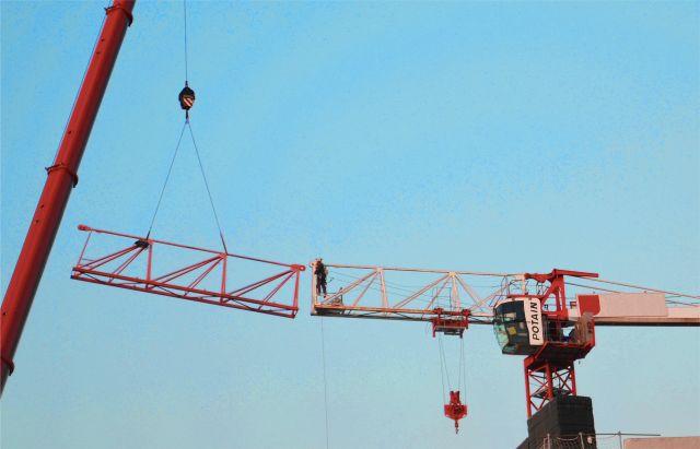 Montage des éléments d'une grue Duponchel